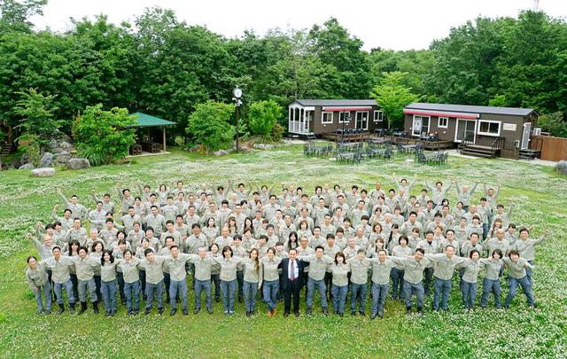 画像: 創業50周年を記念して撮影された、社員の集合写真