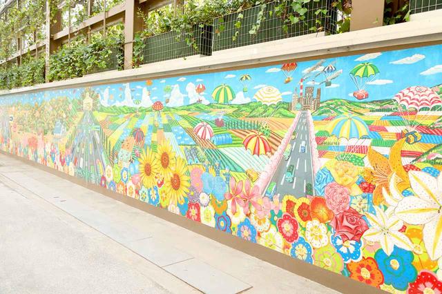 画像: 社内産廃処理エリアの壁には、石坂産業のある三芳町の四季をイメージした絵が描かれている。