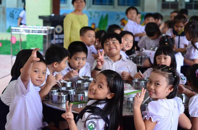画像: 「学校給食プロジェクト」により改善された給食を楽しむベトナムの児童たち。