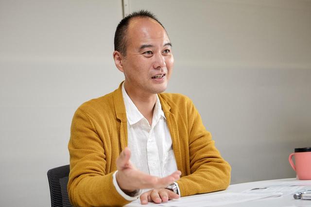 画像: 東京・渋谷にあるサービスグラントのオフィスでインタビューに応じる嵯峨生馬氏