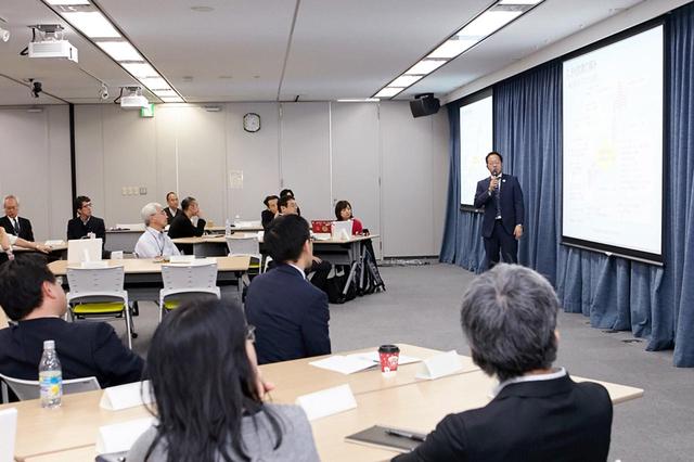 画像: 12月に日立で行われた、プロボノプロジェクトの成果報告会。メンバーの1人がまるでSHJのスタッフかのような見事なプレゼンテーションを披露した。