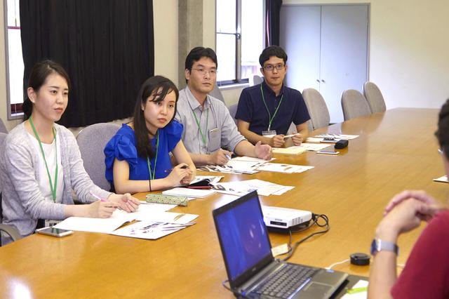 画像: 百瀬氏に質問する4人の日立社員。