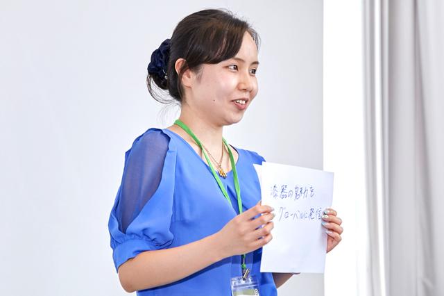画像: テーマ「文化・伝統産業の継承」の課題解決アイデアをプレゼンする日立社員。