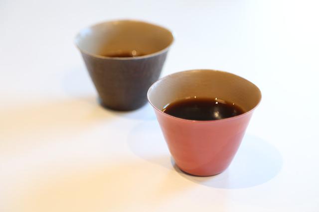 画像: 写真のコーヒーカップは、実は紙製の漆器。塩尻市は400年続く木曽漆器の産地としても知られている。