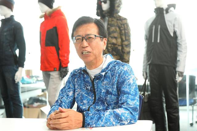 画像: ワークマンの土屋哲雄氏。この日は全身自社ブランドの商品で身を包み、インタビューに臨んでくださった。