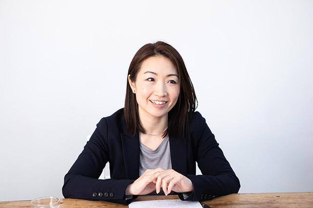 画像: まずは、にこやかに握手から