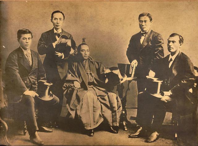 画像: 岩倉遣米欧使節団写真。髷を結い、和装姿の岩倉具視全権大使(中央)と4人の副使。左から木戸孝允、山口尚芳、伊藤博文、大久保利通。サンフランシスコで撮影された。(国立歴史民俗博物館所蔵)