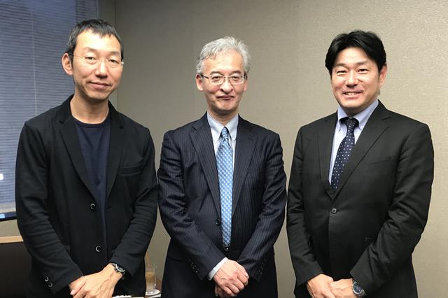 画像: 山口周氏(左)、恩師の菊澤研宗氏(中央)とともに写真に収まる佐藤雅彦。