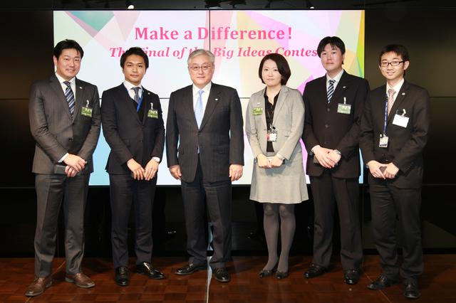 画像: 2015年、日立社内のビジネスプランコンテスト「Make a Difference!」で入賞したTeam Sunriseのメンバー。中央が社長の東原敏昭。