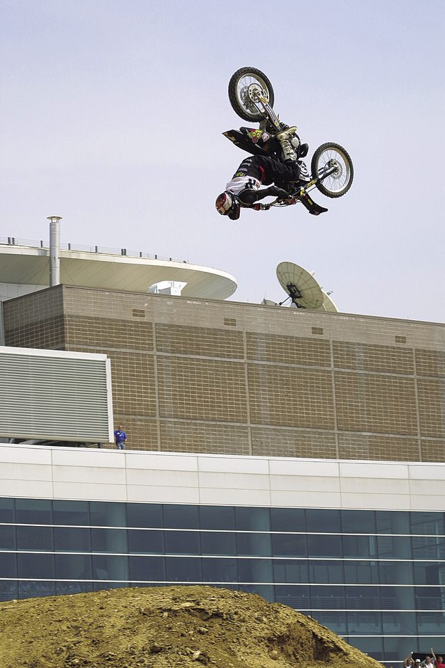 画像: 2002 XGAMESからマイク・メッツガー。2回連続でバックフリップをメイクすることに成功。フィラデルフィアにて。photo by Katsuhisa Mikami