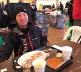 画像: ビバークでリラックスして食事をとる晋之介