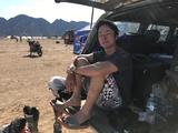 画像: ビバークでリラックスする晋之介