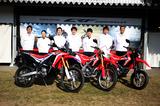 画像: 開発陣の面々とCRF250RALLY、CRF250L、CRF250M。LとMも今回のRALLYの登場に合わせ同じエンジンモディファイを受けているとのこと