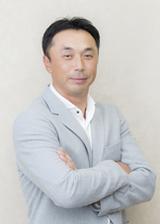画像: プロ野球解説者・評論家 宮本 慎也(みやもと しんや) プロフィール: 1970年大阪府生まれ。 PL学園高校、同志社大学、プリンスホテルを経て、1995年ヤクルトスワローズ入団。 2001年には、シーズン最多で日本記録、世界タイ記録となる67犠打でヤクルト日本一に貢献。 04年のアテネオリンピック、08年の北京オリンピックでは日本代表のキャプテンを務める。 12年に41歳5カ月の最年長記録(当時)で、プロ野球2,000本安打を達成、13年に引退。