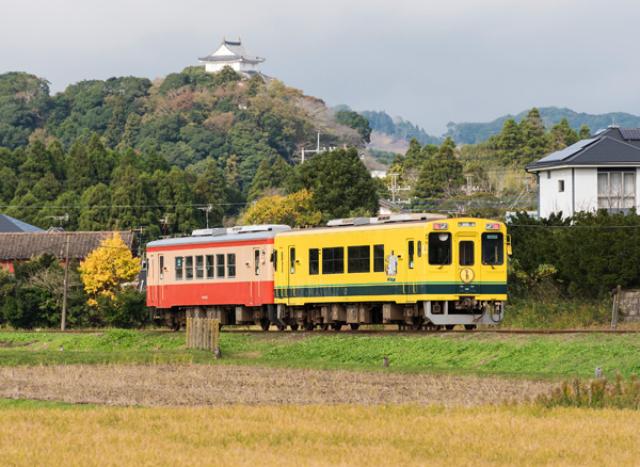 画像: 大多喜城を背景に走る車両