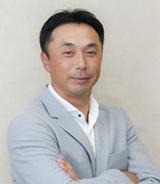 画像: プロ野球解説者・評論家 宮本 慎也(みやもと しんや) プロフィール: 1970年大阪府生まれ。 PL学園高校、同志社大学、プリンスホテルを経て、1995年ヤクルトスワローズ入団。 2001年には、シーズン最多で日本記録、世界タイ記録となる67犠打でヤクルト日本一に貢献。 04年のアテネオリンピック、08年の北京オリンピックでは日本代表のキャプテンを務める。 12年に41歳5カ月の最年長記録(当時)で、プロ野球2,000本安打を達成、13年に引退。
