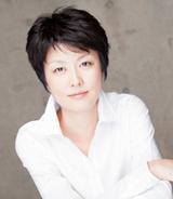 画像: 中村安希(なかむら あき) プロフィール: 1979年京都府生まれ。 2003年カリフォルニア大学アーバイン校卒業。 日米での3年間の社会人生活を経て、約2年間、47カ国にわたる旅に出る。 その過程を書いた『インパラの朝』で第7回開高健ノンフィクション賞を受賞。 ほかに『Beフラット』『食べる。』『愛と憎しみの豚』『リオとタケル』の著書がある。 撮影:亀井重郎