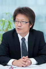 画像: 近年、再び人工知能が大きな注目を集めています。以前は遥か遠いと思われていた人工知能が人間の能力を超える時期もそれ程遠くは無いのではないかという議論も高まり、より近未来においては次第に人間の仕事が奪われてしまうのではないかという声も聞かれています。本当のところはどうなのでしょうか。人工知能研究の現状と将来について、また、社会や働き方はどう変わるのか。第3回目の連載対談「未来飛考空間」では、日本の人工知能研究の第一人者であるドワンゴ人工知能研究所所長の山川 宏氏とユニアデックスの未来サービス研究所員が語り合いました。 山川 宏(やまかわ ひろし) プロフィール: 1965年埼玉県生まれ。 人工知能学会 理事および副編集委員長。玉川大学脳科学研究所 特別研究員。専門は、人工知能。特に、認知アーキテクチャー、概念獲得、ニューロコンピューティング、意見集約技術など。2014年、ドワンゴ人工知能研究所所長に就任。