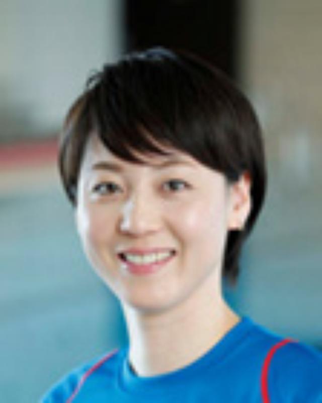 画像: 元競泳日本代表 日本水泳連盟理事 萩原 智子氏 2000年、シドニーオリンピック日本代表。「ハギトモ」の愛称で親しまれ、2001年の世界選手権では自由形リレー銅メダル、2002年の日本選手権では史上初の個人4冠達成など、数々の業績を残す。2004年に一度は引退したものの、2009年に現役復帰。2010年には30歳で日本代表に返り咲いた。2012年の引退後は、スポーツコメンテーター、水泳教室、講演活動などで活躍。2013年から日本水泳連盟理事に就任し、NHK「NEWS WEB」では2014年度ネットナビゲーターを務める。プライベートでは一児の母としても奮闘中。