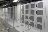 画像: 大日本印刷(DNP)グループは、印刷技術(Printing Technology)と情報技術(Information Technology)の強みを活かし、企業や生活者、社会の様々な課題に対してソリューションを提供する「P&I ソリューション」を積極推進している。これまで、出版、広告、通販などの各分野で印刷物の制作とともに、電子書籍、電子カタログ、電子チラシなどのデジタルコンテンツ制作、WEB サイト構築、各種システムの企画・開発・運営等を多岐に手がけてきた。 そして2012年、DNPは新しく日本ユニシス株式会社の筆頭株主になると同時に、「クラウド事業」「新プラットフォームサービス事業」「マーケティング・販売連携」の3軸で業務提携を図ることを発表した。 両社は戦略的パートナーとして新しいビジネスを展開していこうとしている。この提携においては、日本ユニシスグループのユニアデックスも一翼を担っていく。 NexTalkでは、今回から3回に分けて、大日本印刷(DNP)の主要ビジネスの取り組み状況をレポートすると同時に、ユニアデックスのかかわりをご紹介していく。 第1回目は、2013年12月に稼働を開始した「DNP柏データセンター」だ。 「事業継続性」「環境配慮」「セキュリティー」の3つの視点を踏まえたこのデータセンターには、日本ユニシスのクラウド技術が採用されている。