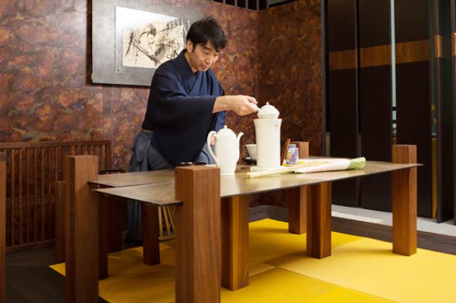 画像: 黄檗売茶流の立礼では、テーブルの高さが47cmと決められている。テーブルの材質や大きさに決まりはない