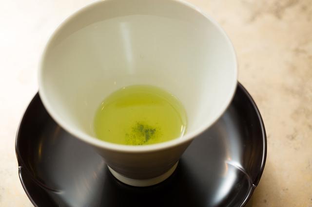 画像: 中井師範に煎れていただいた煎茶。口にした取材陣全員が思わず笑ってしまったほど、旨味すら感じるおいしいお茶だった
