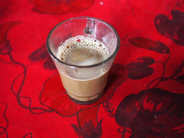 画像: 難民キャンプでのインスタントコーヒー