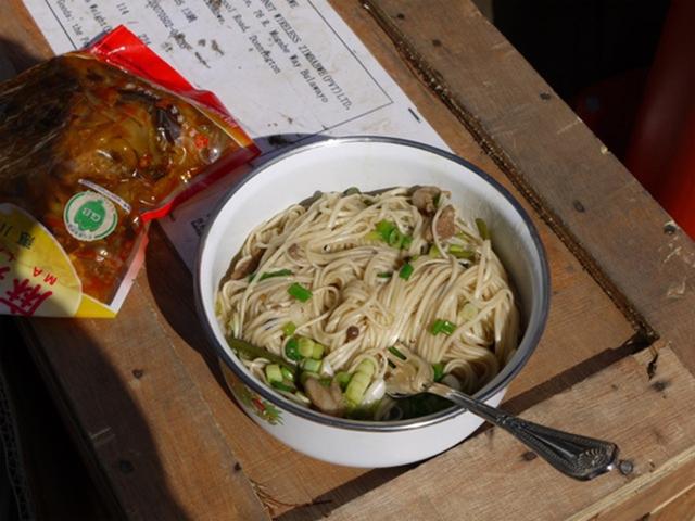 画像: 電波塔の下で拉麺