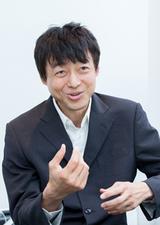 画像: 最近、ロボット技術が脚光を浴びています。政府が定めた「日本再興戦略」の成長戦略を加速する6つの「改革2020」プロジェクトの1つにも「先端ロボット技術によるユニバーサル未来社会の実現」が挙げられています。そのプロジェクトで中心的な役割を果たしている千葉工業大学 未来ロボット技術研究センター所長 古田貴之氏とユニアデックス未来サービス研究所員が、ロボット技術の応用やこれからの社会の在り方について語り合いました。古田 貴之氏(ふるた・たかゆき) プロフィール: 1968年生まれ。 青山学院大学大学院理工学研究科機械工学専攻博士後期課程中途退学。 2003年千葉工業大学未来ロボット技術研究センターfuRo(Future Robotics Technology Center)所長に就任。 2014年学校法人千葉工業大学 常任理事に就任。工学博士。