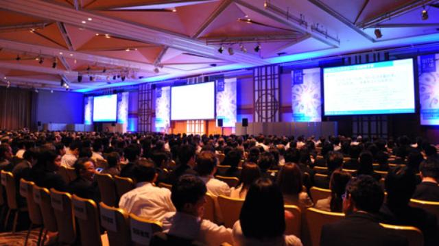 画像: オープニングは、日本ユニシスの新社長の挨拶、一橋大学大学院国際企業戦略研究科教授の楠木建氏による基調講演。その後、両者と日経BPイノベーションICT研究所長 桔梗原富夫 氏を交えたパネルディスカッション。さらには、シンガーであり立命館大学産業社会学部客員准教授、日本ユニシスグループアンバサダーである倉木 麻衣 氏が登場し、盛りだくさん。