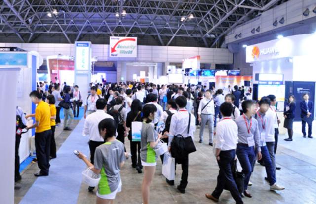 画像: ブース間に比較的余裕がある設計で、ゆったり回れる。入場者数が少ないというわけではない。