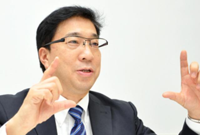 画像: DNP デジタルサイネージ推進本部の本部長、閑(しずか)郁文氏