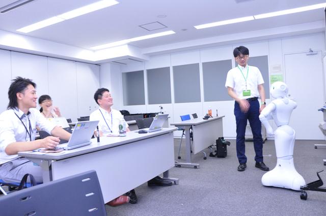 画像: 良いアイデアは無駄話から生まれる。車の話になった時に、Pepperとアルコールチェッカーを連動させたらどうか? いっそ口臭チェッカーと連動させたら? など。 また、チャットサービスなんかあるといいですね。齊藤師匠も「なるほど、それは考え付かなかった。面白い」とよろこぶ。