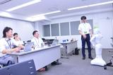 画像: 良いアイデアは無駄話から生まれる。車の話になった時に、Pepperとアルコールチェッカーを連動させたらどうか? いっそ口臭チェッカーと連動させたら? など。 また、チャットサービスなんかあるといいですね。齊藤師匠も「なるほど、それは考え付かなかった。面白い」とよろこぶ。