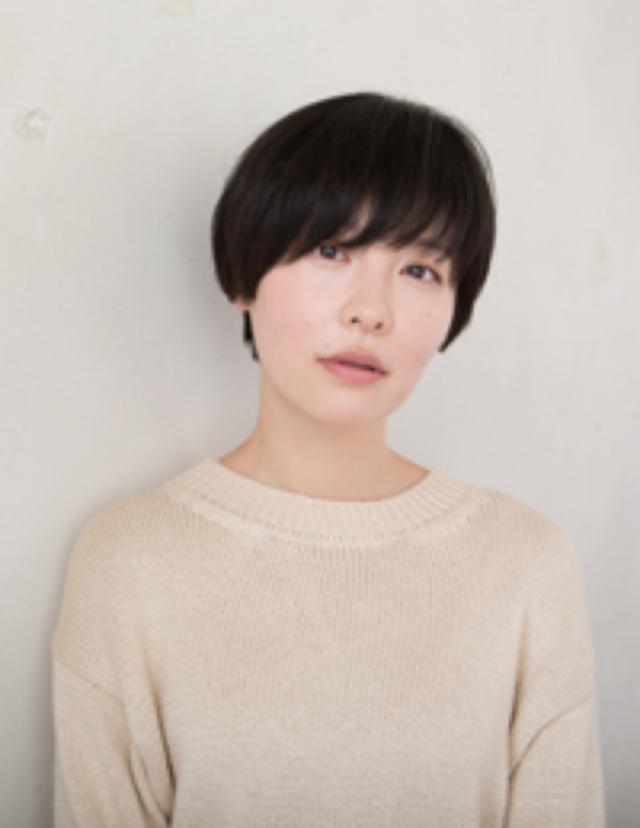 画像: 本谷有希子(もとや ゆきこ) プロフィール: 1979年石川県生まれ。「劇団、本谷有希子」主宰。2007年『遭難、』で第10回鶴屋南北戯曲賞受賞。09年『幸せ最高ありがとうマジで!』で第53回岸田國士戯曲賞受賞。小説では芥川龍之介賞に4回ノミネートされる(06年『生きてるだけで、愛。』、09年「あの子の考えることは変」、11年『ぬるい毒』、16年『異類婚姻譚』)。『ぬるい毒』(新潮社)は第33回野間文芸新人賞を受賞。13年『嵐のピクニック』(講談社)で第7回大江健三郎賞、14年には『自分を好きになる方法』(講談社)にて第27回三島由紀夫賞を受賞した。2016年、小説『異類婚姻譚』で第154回芥川賞受賞。