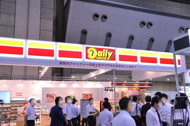 画像: 店舗のデザインそのままのブース。アイデアだなー。ふつうに賑わっているコンビニにしか見えず、思わず買いそうに。