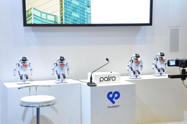 画像: お隣のブースは富士ソフトさん。自社開発のロボットを用いたプレゼンなどで、ひと工夫。目をひいてました。 当社も来年また出展するとしたら、ロボットの業務利用などを提案できればいいかも。