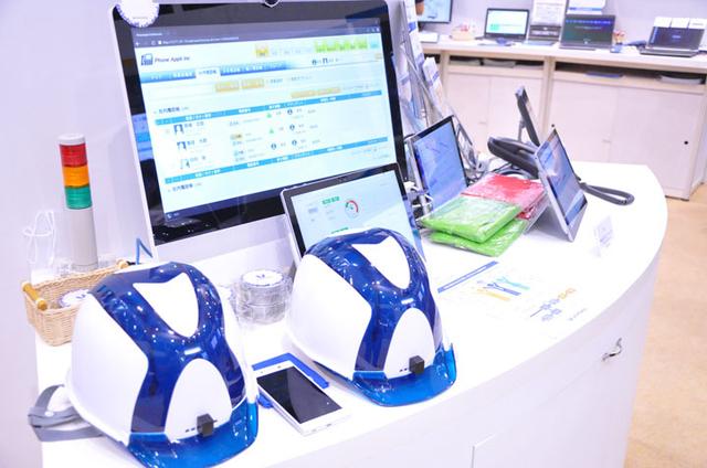 画像: IoTコーナーでは、作業員の転倒を察知するセンサーを仕込んだヘルメットが目をひいた