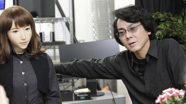 画像: 研究室に座るエリカとともに