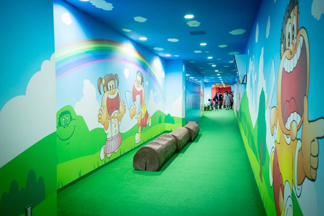 画像: このように通路いっぱいに楽しい壁画が続きます