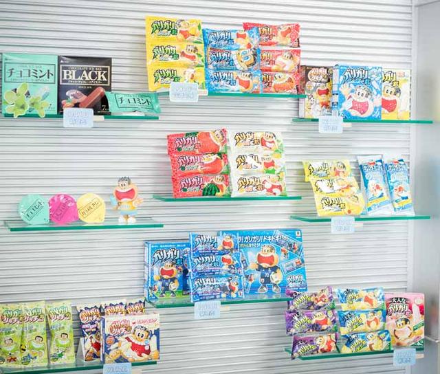 画像: ―2000年以前のパッケージを見ると、「ガリガリ君」のキャラクターは今とはずいぶんと違います。今のキャラクターは、かわいくなっていますね。