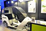 画像: 展示コーナーに入るとすぐ目に飛び込んでくる小型のゴルフカートのような乗り物。よく見ると屋根つきの人力三輪車。これが地方創生とどう関係あるのか? ちょっと目を奪われていると豊田通商の方が人懐っこく寄ってきて解説してくれました。「手っ取り早くいえば、人力車ですよ。地方の観光シーンで使っていただければと思って展示しています」