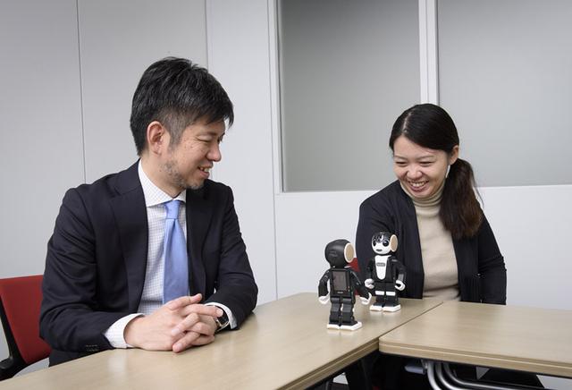画像: 店頭やイベント会場では、RoBoHoNオーナーが、RoBoHoN同士を対話させたいと言ってくることも少なくない
