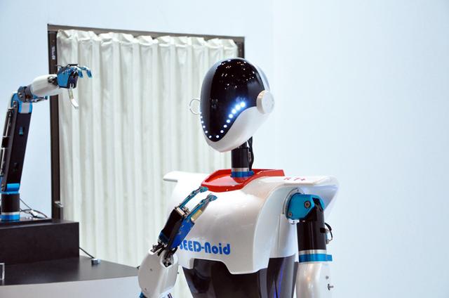 画像: THX社のブースで。本来アクチュエーターを製作されているそうだが、当社のを使えばこんなに滑らかに動くということを証明するためにこのロボットを作ったとのこと。なかなかカッコいい