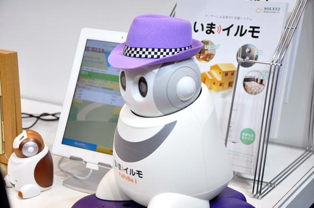 画像: NECエンジニアリング、NECプラットフォームズ様のブースにいた、PaPeRo。人とのコミュニケーションを円滑にする役割を持たせるという意味では、当社が展示しているSotaと同様。左の小さいのはロボットではなく置物だそう