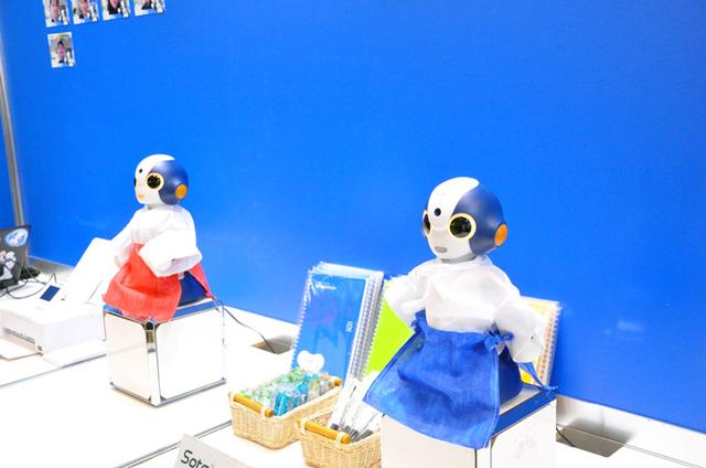 画像: 当社のブース。Pepperとの会話や、Sotaによる写真撮影を楽しんでください。写真のように、巫女に扮したSotaによるおみくじで運勢を占うこともできます