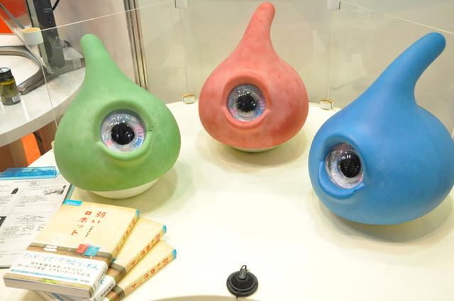 画像: 「ひとりでできないもん」。ロボットは人を助けるものという概念を覆す、他力本願なロボット。人が積極的にロボットに介入することを促すことによって生まれる、新しいコミュニケーションを提案。科学技術交流財団様のブースで