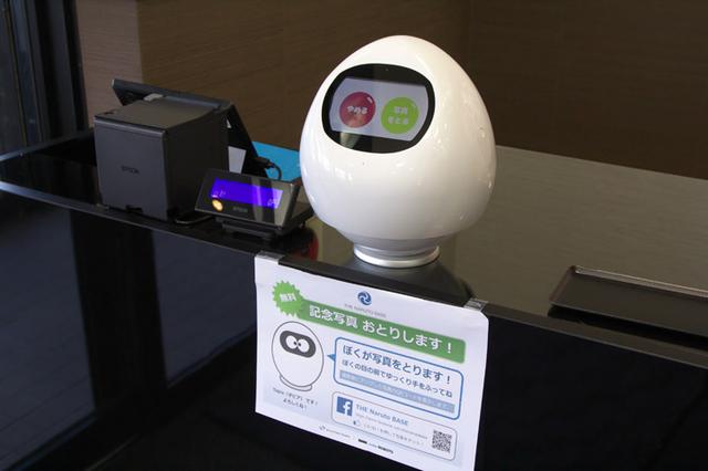 画像: カメラ機能を備えたタピア。撮影された写真は「THE NARUTO BASE」のフェイスブックのタイムラインにアップされる。実は、タピアは人物の表情(笑顔度数)を読み取る。顧客が満足したのかどうか、飲食後の表情で判断しようとする試み