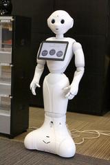 画像: 入口にいるペッパー。混んでいるときの来店予約に使うだけでなく、会員の注文履歴を記憶し、お薦め商品を教えてくれる