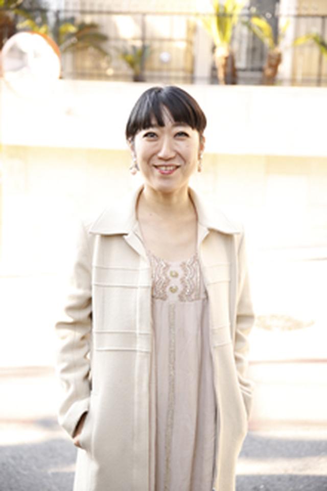 画像: プロフィール 大宮 エリー 作家、演出家、画家。 主な著書は、『生きるコント』(文春文庫)、失笑エッセイ『なんとか生きてますッ 』(毎日新聞出版)、心の洗濯ができる写真集「見えないものが教えてくれたこと」(毎日新聞出版)。 現在、「サンデー毎日」にて連載を担当。 また、近年では画家としても活動。昨年は十和田市現代美術館にて美術館での初の個展「シンシアリー・ユアーズ」を開催。4月には金津創作の森にて個展を開催。